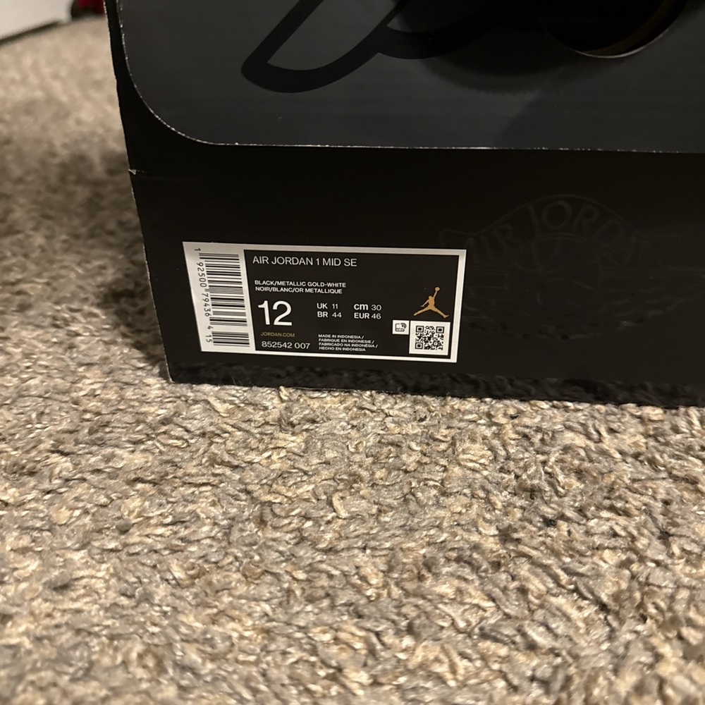 Jordan Air Mid SE in Black and Gold - Picture 5 of 5